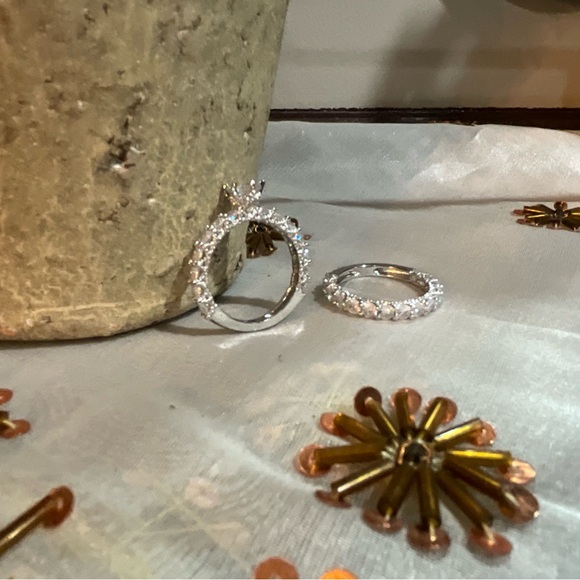 Elegant Silver Diamond Ring Set - Picture 3 of 14